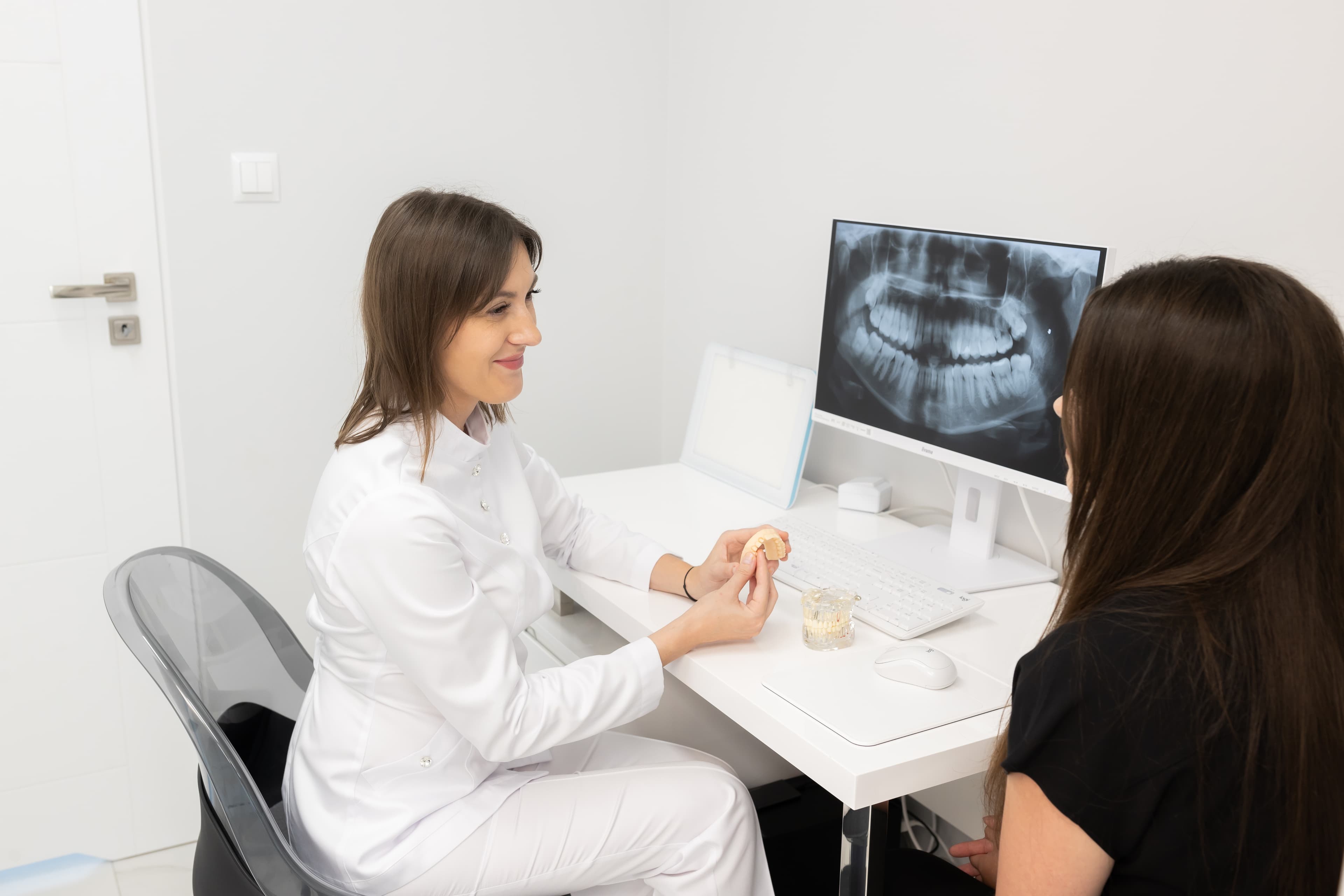 Metamorfoza uśmiechu – korony i mosty protetyczne – Gerczew Stomatologia Estetyczna Bydgoszcz